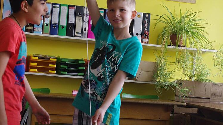 Thomas übt sich im Diabolo-Jonglieren.