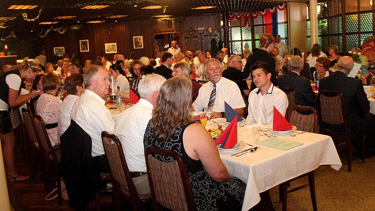 Blick auf die Gäste von der anderen Seite des Saals. Foto: Johanna Blum