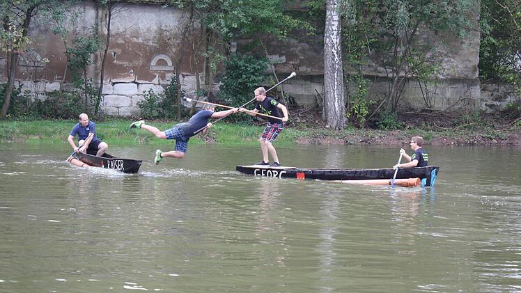 Den Stecher aus Zettmannsdorf beförderten die späteren Sieger aus Vorra schon nach sechs Sekunden ins Wasser. Foto: Sonja Werner
