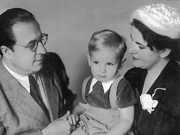 Glückliche Eltern: Rutila und Hans Gottschalk mit ihrem Söhnchen Thomas, damals gerade eineinhalb Jahre alt. Nach dem frühen Tod seines Vaters, "hat er sich sehr um seine kleine Schwester Raphaela gekümmert", so die Mutter. Foto: privat