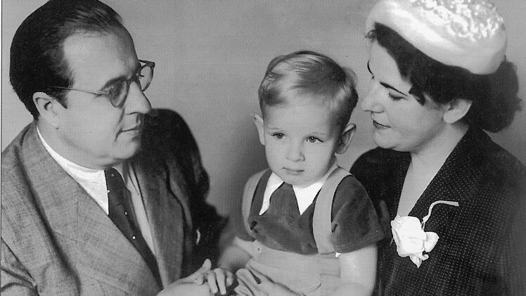 Glückliche Eltern: Rutila und Hans Gottschalk mit ihrem Söhnchen Thomas, damals gerade eineinhalb Jahre alt. Nach dem frühen Tod seines Vaters, "hat er sich sehr um seine kleine Schwester Raphaela gekümmert", so die Mutter. Foto: privat