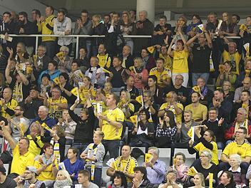Die vielen HSC-Fans waren begeistert vom Pokalspiel zwischen Coburg und Kiel. Vor allem in der Anfangsphase, als der HSC mit vielen gelungenen Aktionen bis zur 12. Minuten sogar mit 6:5 in Front lag, waren die Zuschauer "aus dem Häuschen". Fotos: Albert Höchstädter