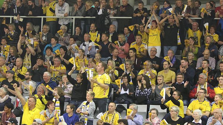 Die vielen HSC-Fans waren begeistert vom Pokalspiel zwischen Coburg und Kiel. Vor allem in der Anfangsphase, als der HSC mit vielen gelungenen Aktionen bis zur 12. Minuten sogar mit 6:5 in Front lag, waren die Zuschauer "aus dem Häuschen". Fotos: Albert Höchstädter