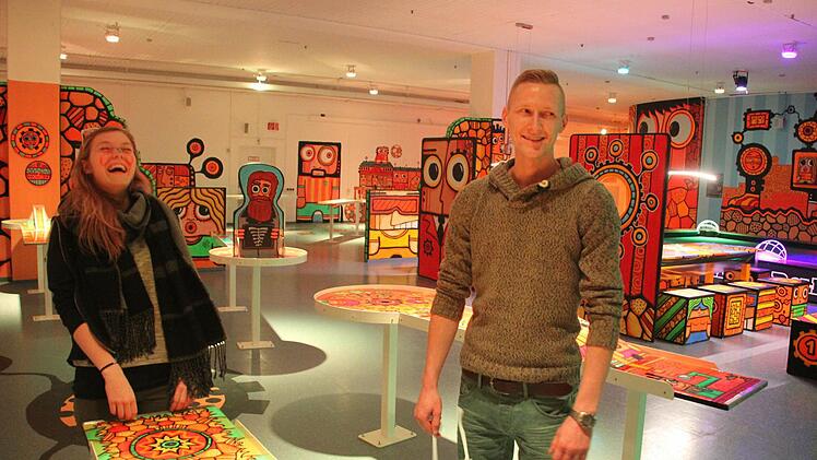 Die PitPat-Anlage in der Schwarzlichtfabrik hat Künstler "Momoshi" mit knuffigen Figuren bemalt. PitPat ist ein Mix aus Billard und Minigolf.