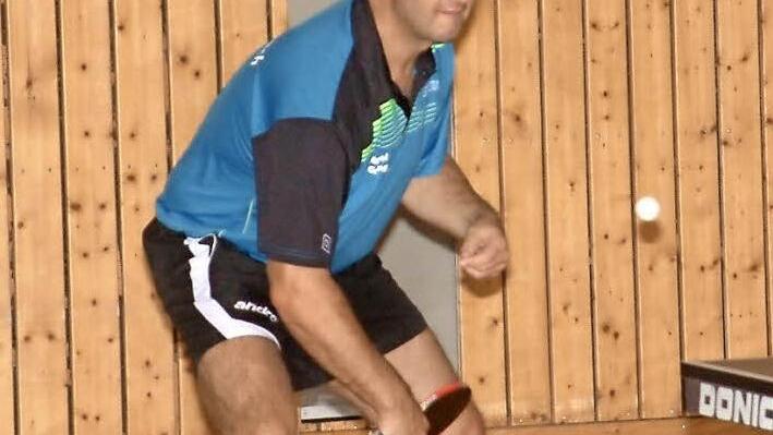 Michael Gehring von der TS Kronach behielt im letzten Einzel gegen seinen Bayreuther Kontrahenten im Entscheidungssatz die Oberhand und verkürzte damit auf 7:8. Foto: Hans Franz