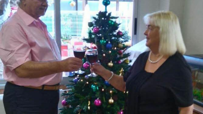 Clemens und Christine Raab stoßen mit spanischem Glühwein auf Weihnachten an. Foto: privat