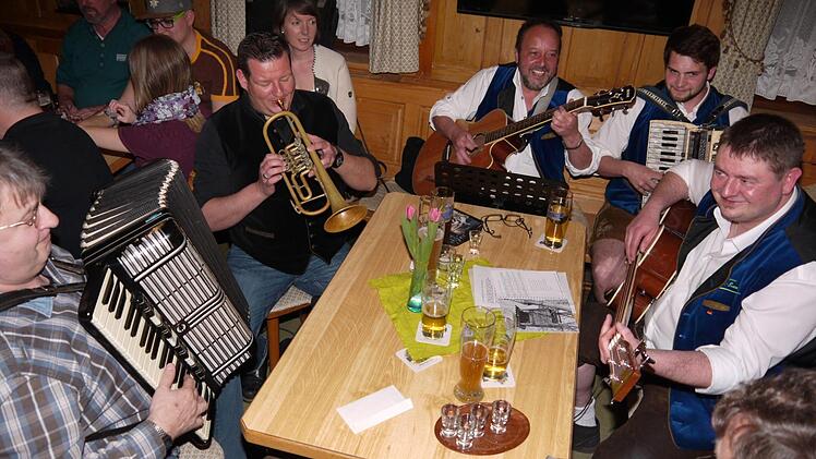 A echte Gaudi: das Wirtshaussingen in Ebersdorf bei Coburg. Foto: Berthold Köhler