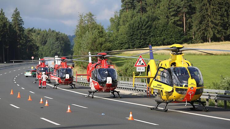 Auf der A9 bei Münchberg im Landkreis Hof kam es am Montagmorgen zu schweren Verkehrsunfall. Ein Reisebus ist in Brand geraten. Foto: NEWS5 / Fricke