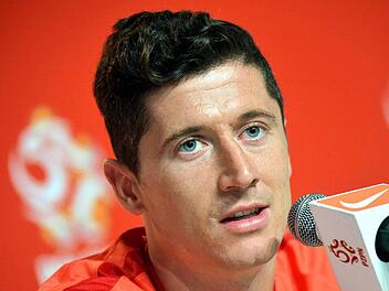 St&uuml;rmerstar Robert Lewandowski steht oft im Rampenlicht der Medien. Am Montag jedoch nicht wegen Fu&szlig;ball, sondern wegen seiner Bachelorarbeit. Foto: Filip Singer / Symbolbild / dpa