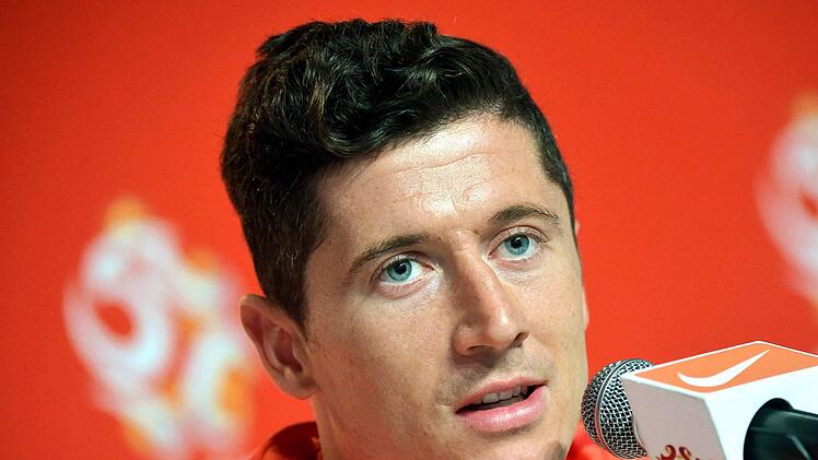 St&uuml;rmerstar Robert Lewandowski steht oft im Rampenlicht der Medien. Am Montag jedoch nicht wegen Fu&szlig;ball, sondern wegen seiner Bachelorarbeit. Foto: Filip Singer / Symbolbild / dpa