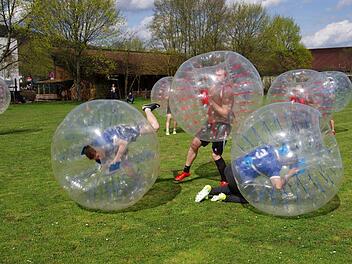 Beim Bubble-Soccer an der Berufsschule, konnten die Erwachsenen   ihre Geschicklichkeit und vor allem ihre Standfestigkeit beweisen. Klaus Werner