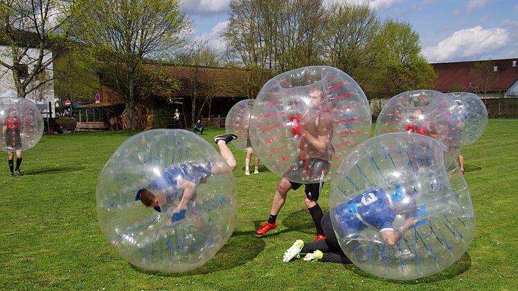Beim Bubble-Soccer an der Berufsschule, konnten die Erwachsenen   ihre Geschicklichkeit und vor allem ihre Standfestigkeit beweisen. Klaus Werner