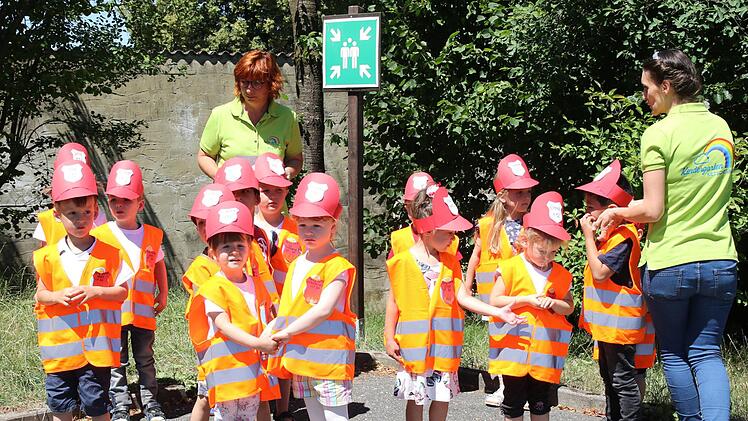 Die Kinder waren von Kopf bis Fuß auf die Feuerwehr eingestellt. Foto: Michael Stelzner