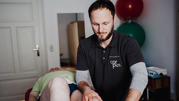 Der Bamberger Physiotherapeut Christopher Stix hat alle Hände voll zu tun:  Die Zahl der Heilmittel-Verordnungen nimmt stetig zu. Der Mangel an Fachkräften jedoch auch. Lea Schreiber