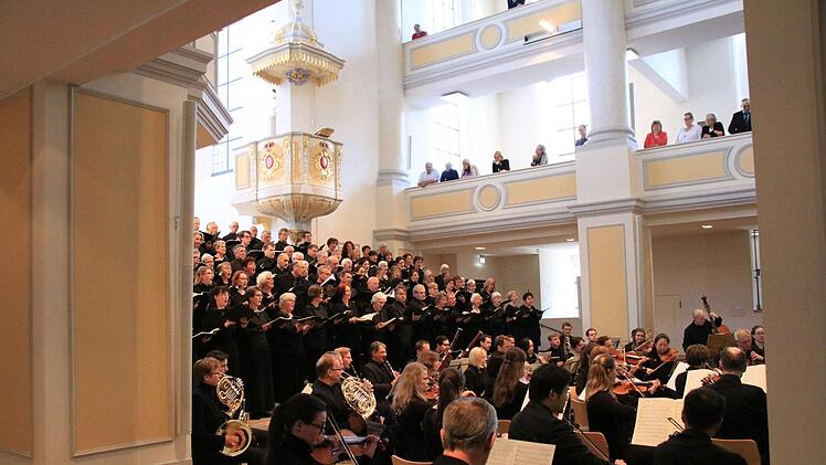 Großen Eindruck bei den zahlreichen Zuhörern in der Morizkirche hinterließ die Aufführung von Antonin Dvoráks "Stabat Mater" durch den Coburger Bachchor.Foto: Jochen Berger