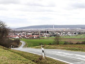 om Rewe-Zentrallager (rechts) bis zur Seigendorfer Straße soll die neue Straße gebaut werden.Barbara Herbst
