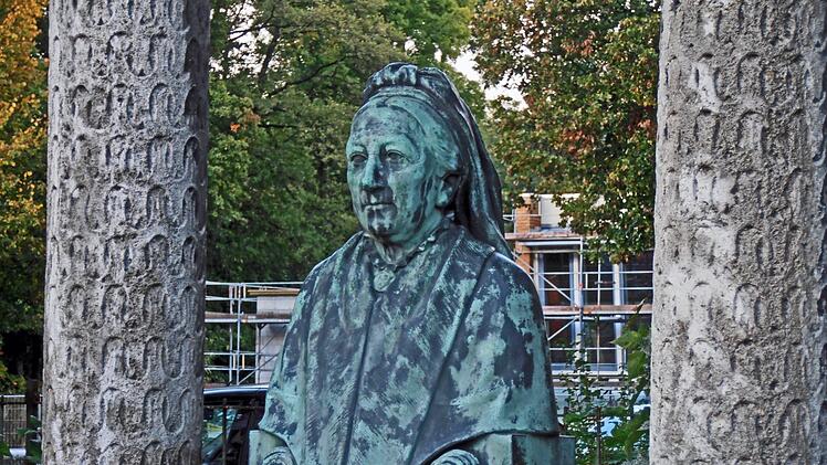 Beim Teil-Abriss des Ernst-Alexandrinen-Volksbad wurde auch der Alexandrinenbrunnen versetzt.Foto: Jochen Berger