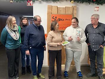 Die Gr&uuml;nen-Frauen &uuml;bergeben ihre Spende.