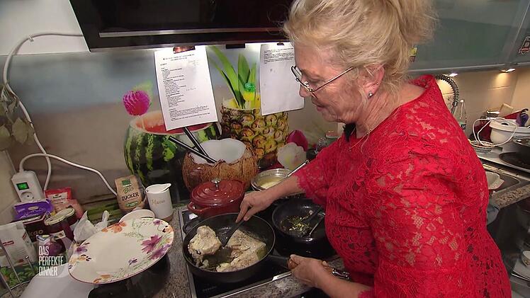 Das Zanderfilet will nicht so wie sie will: Lucia (63) k&auml;mpft mit dem Erscheinungsbild des Hauptgangs.