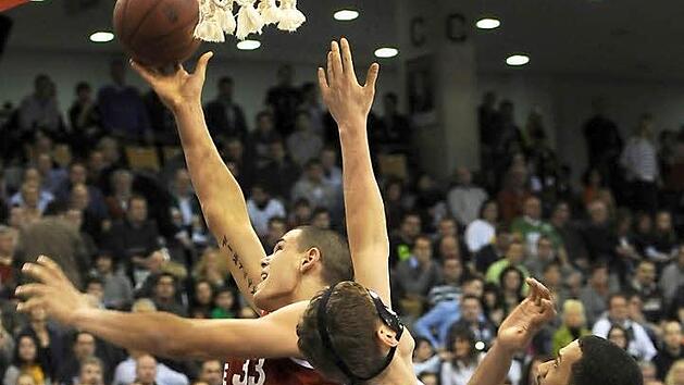 Brose-Center Maik Zirbes (l.) setzt sich gegen Andreas Seiferth und Brian Harper (r.) durch. Der Ex-Trierer wurde an alter Wirkungsst&auml;tte von den Zuschauern freundlich empfangen und erzielte 10 Punkte. Foto: Tittel