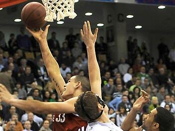 Brose-Center Maik Zirbes (l.) setzt sich gegen Andreas Seiferth und Brian Harper (r.) durch. Der Ex-Trierer wurde an alter Wirkungsst&auml;tte von den Zuschauern freundlich empfangen und erzielte 10 Punkte. Foto: Tittel