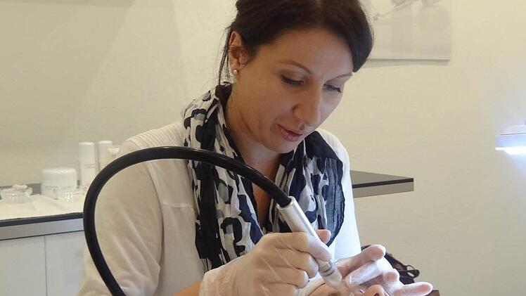 Simone Raff leitet ein eigenes Kosmetikinstitut.Foto: Johanna Eckert