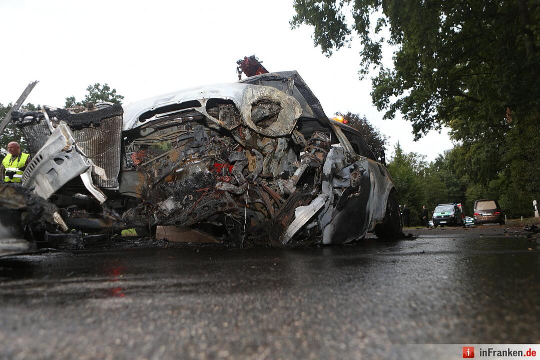 Schrecklicher Unfall am Sonntagmorgen im Kreis Lichtenfels: Zwei junge Maenner verbrennen in Unfallwrack bei Burgkunstadt