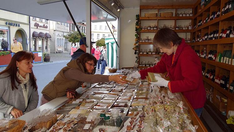 Etwas Besonderes für die Nase und den Geschmack: Mit Tee, Gewürzen und Bonbons konnten sich die Besucher am Kirchweihmarkt eindecken.