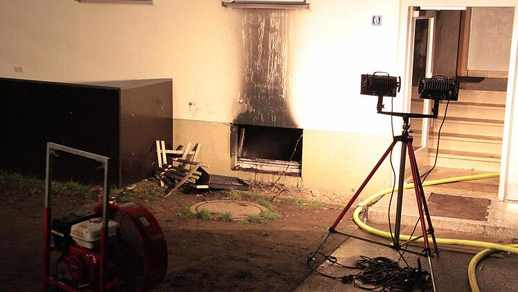 Der Rauch aus dem brennenden Kelleraum verrußte die Fassade. Foto: Jürgen Gärtner