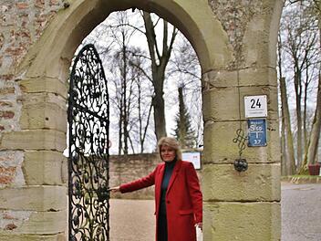Museumsleiterin Annette Späth öffnet das Schlosstor für die Saison.  Foto: Werner Vogel