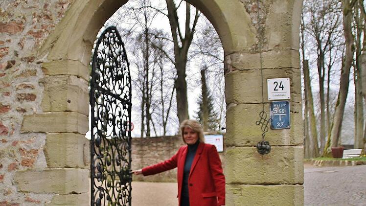 Museumsleiterin Annette Späth öffnet das Schlosstor für die Saison.  Foto: Werner Vogel