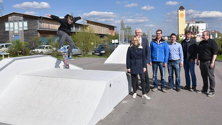 Die neue Skaterbahn am Jugendtreff "Dragon" in Haßfurt wurde offiziell eröffnet. Unser Bild zeigt den Skater Kevin Goodrick aus Haßfurt sowie (von links) die Jugendbeauftragte des Stadtrats, Stefanie Schilling, Bürgermeister Günther Werner, die Jugendbeauftragten Sven Schnös und Jürgen Bätz, Wilhelm Dinkel von der Baufirma Dinkel und Gerhard Kastner, Leiter des "Dragon".