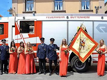 Der Buttenheimer Feuerwehr-Kommandant Johannes Schuberth (links) mit einem Teil der Ehrendamen und der neuen Feuerwehrfahne. Rechts im Bild der Erste Vorsitzende Gerd Büttel Foto: Andrea Spörlein