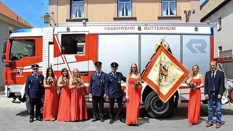 Der Buttenheimer Feuerwehr-Kommandant Johannes Schuberth (links) mit einem Teil der Ehrendamen und der neuen Feuerwehrfahne. Rechts im Bild der Erste Vorsitzende Gerd Büttel Foto: Andrea Spörlein