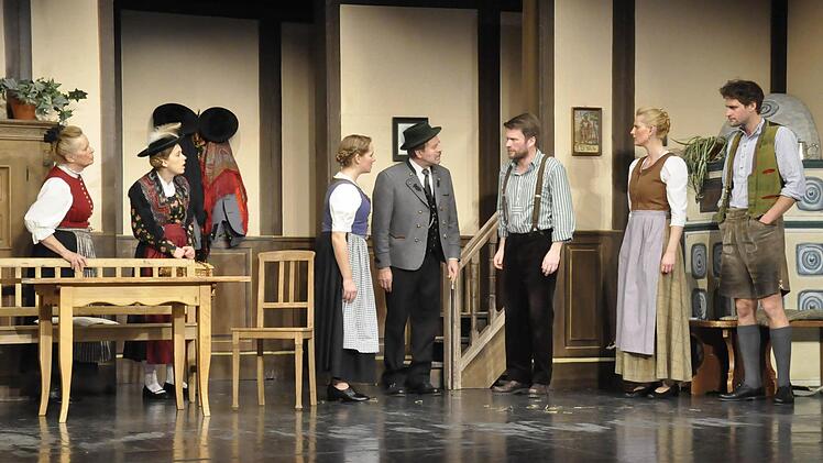 Turbulente Szenen, die treffsicheren Pointen sowie spitzzüngige Anspielungen, gemischt mit vielsagenden Dialogen und verbalen Attacken aufs Zwerchfell - das war Chiemgauer Volkstheater live. Foto: Peter Klopf