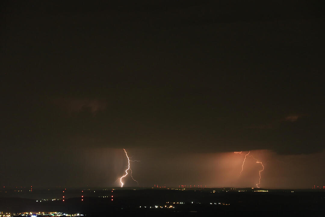 Gewitter entladen sich aus kilometerhohen Wolkentürmen - Beeindruckende Blitzshow die gesamte Nacht durch - Schafe suchen vor Gewitter und Starkregen Schutz