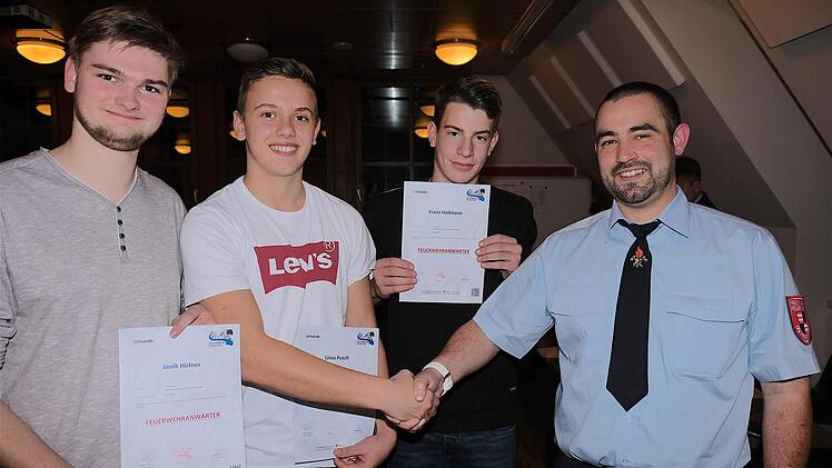 Mit traditionellem Handschlag begrüßte Kommandant Dennis Frey (rechts) die Neuen: Janik Hüfner, Linus Pusch und Franz Heilmann. Es fehlten Svenja Cotadamo und Kai Hofmann. Gerd Schaar