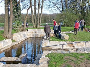 Der Kultur- und Tourismusausschuss des Gemeinderats Wonfurt besichtigte das neue Wassertretbecken an der Altach, das wohl im Mai offiziell für die Kneippgäste freigegeben wird. Foto: Christian Licha