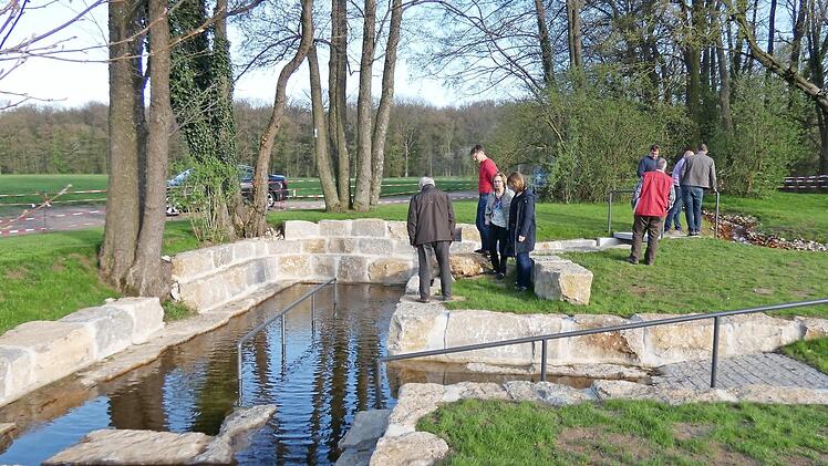 Der Kultur- und Tourismusausschuss des Gemeinderats Wonfurt besichtigte das neue Wassertretbecken an der Altach, das wohl im Mai offiziell für die Kneippgäste freigegeben wird. Foto: Christian Licha