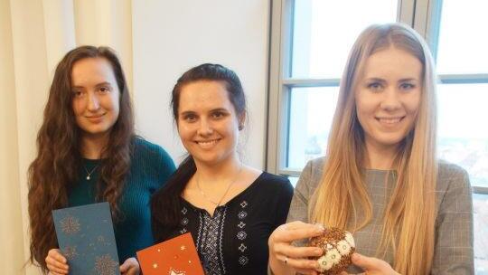 Marina, Iryna und Oksana bieten Geschenkartikel beim Adventsmarkt aus der Ukraine an. Die Spenden sind f&uuml;r krebskranke Kinder. Foto: Joseph Beck