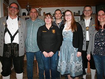 Mitgliedschaft und aktives Musizieren wurden bei den Premicher Musikanten gewürdigt: Mario Köth (von links), Tobias Köth, Bettina Markard, Michael Kirchner, Melanie Heinrich, Frank Brixel und Kreisvorsitzende Birgit Döhler. Foto: Gabriele Sell