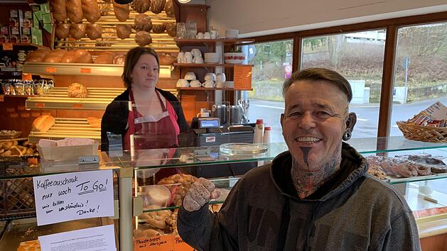 Ricarda Merkel und Uwe Schinzel im kleinen Kiosk in der Leopoldstraße in Coburg.Foto: Oliver Schmidt