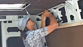 Alles Handarbeit: Alex hat den Bus selbst verschalt.