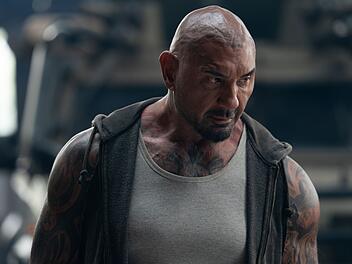 "Afterburn" Hat weniger Haare auf dem Kopf als Indiana Jones, kann dafür aber viel kräftiger zuschlagen: Jake (Dave Bautista) ist darauf spezialisiert, in einer postapokalyptischen Welt alte Schätze zu finden.