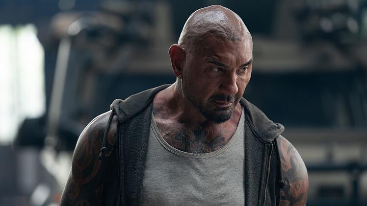 Hat weniger Haare auf dem Kopf als Indiana Jones, kann daf&uuml;r aber viel kr&auml;ftiger zuschlagen: Jake (Dave Bautista) ist darauf spezialisiert, in einer postapokalyptischen Welt alte Sch&auml;tze zu finden.