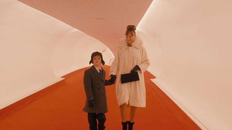 Ein Film &uuml;ber Zeiten, als das Fliegen noch Abenteuer war und Terminals Kunstwerke der Moderne: Jeff (Clark Shotwell) und seine Mutter (Kelly Eviston-Quinnett) beginnen ihre Flugreise von der Ost- bis an die Westk&uuml;ste.