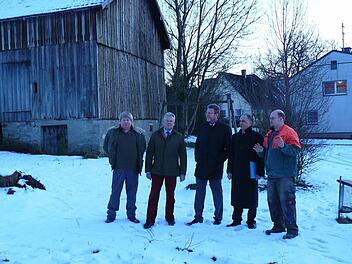 Minister Marcel Huber besuchte Steinbach. um sich über die Pläne im Zuge der "Einfachen Dorferneuerung" zu informieren. Unser Bild zeigt (von links) den Steinbacher Bernd Wunder, MdL Freiherr Ludwig von Lerchenfeld, Minister Marcel Huber, Marktleugasts dritten Bürgermeister Franz Uome und den Sprecher des Bauausschusses Steinbach, Hans Pezold. Foto: Klaus Peter Wulf