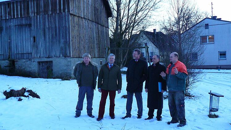 Minister Marcel Huber besuchte Steinbach. um sich über die Pläne im Zuge der "Einfachen Dorferneuerung" zu informieren. Unser Bild zeigt (von links) den Steinbacher Bernd Wunder, MdL Freiherr Ludwig von Lerchenfeld, Minister Marcel Huber, Marktleugasts dritten Bürgermeister Franz Uome und den Sprecher des Bauausschusses Steinbach, Hans Pezold. Foto: Klaus Peter Wulf