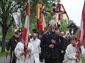 Der 23jährige Feuerwehrmann Dominik Rauh aus Steinbach trug das Kruzifix und führte den Wallfahrtszug an. Fotos: Sonja Adam