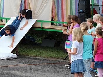 Der Kinderchor beobachtet die "Geburt" gespannt. Fotos: Laura Scheler